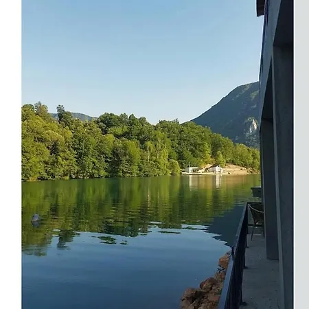 H&e Vikendica Na Vodi, Jezero Perucac *